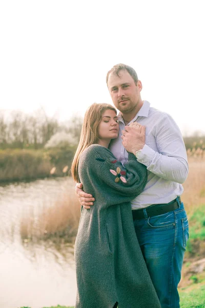 Casal Jovem Alto Sua Namorada Com Longos Cabelos Loiros Estão — Fotografia de Stock