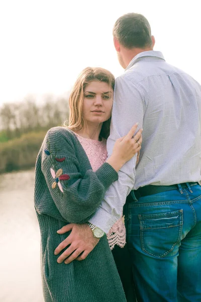 Casal Jovem Alto Sua Namorada Com Longos Cabelos Loiros Estão — Fotografia de Stock