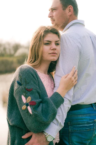 Una Coppia Giovane Alto Sua Ragazza Con Lunghi Capelli Biondi — Foto Stock