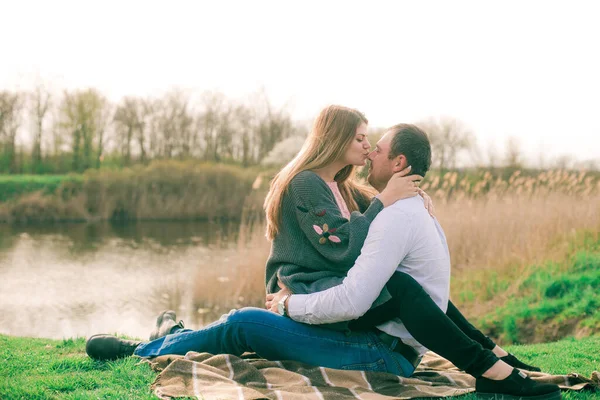 Casal Jovem Alto Sua Namorada Com Longos Cabelos Loiros Estão — Fotografia de Stock