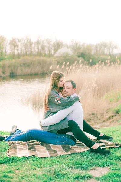 Par Joven Alto Novia Con Pelo Largo Rubio Están Caminando — Foto de Stock