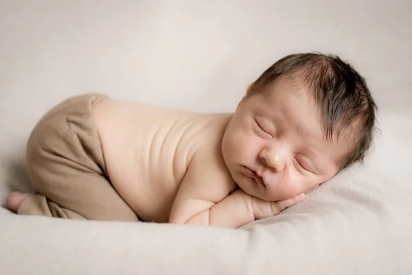 Ένα Χαριτωμένο Μωράκι Χαριτωμένο Παντελόνι Κοιμάται Ένα Μπεζ Υφασμάτινο Κάλυμμα — Φωτογραφία Αρχείου