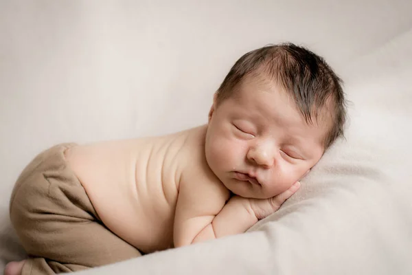 Cute Little Baby Cute Pants Sleeps Beige Textile Bedspread Health — Stock Photo, Image