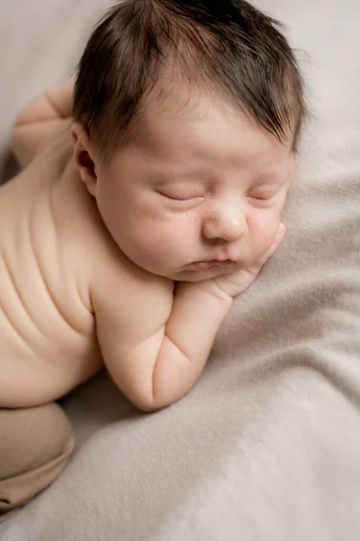 귀여운 바지를 귀엽고 아기는 침대보에서 어머니가 — 스톡 사진
