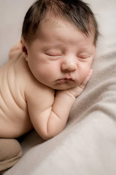 귀여운 바지를 귀엽고 아기는 침대보에서 어머니가 — 스톡 사진
