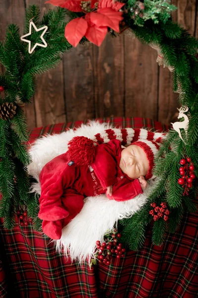 Ένα Χαριτωμένο Μωράκι Κόκκινο Κοστούμι Και Καπέλο Κοιμάται Χριστουγεννιάτικη Διακόσμηση — Φωτογραφία Αρχείου