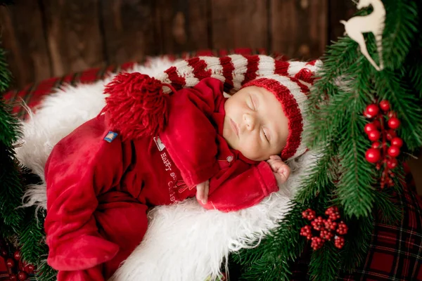 Słodkie Maleństwo Czerwonym Garniturze Czapce Śpi Świątecznej Dekoracji Boże Narodzenie — Zdjęcie stockowe