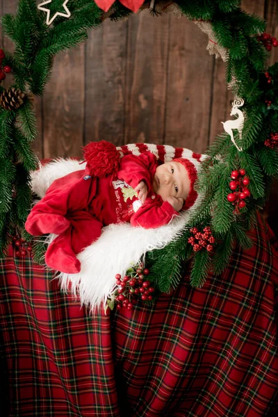 Симпатичный Малыш Красном Костюме Кепке Спит Рождественском Украшении Рождественское Настроение — стоковое фото