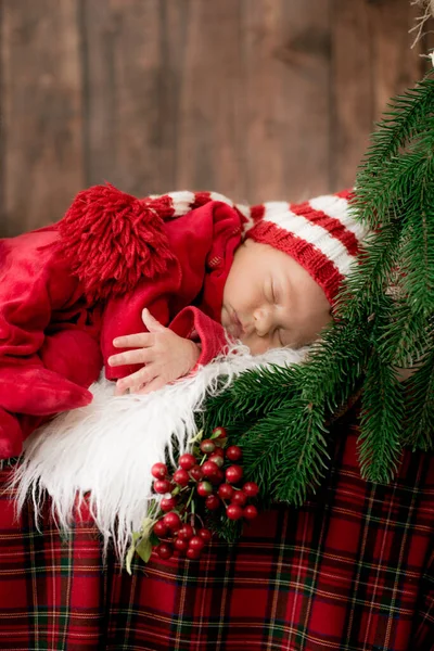 Мила Маленька Дитина Червоному Костюмі Кепка Спить Різдвяній Прикрасі Різдвяний — стокове фото
