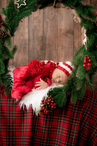 Roztomilé Děťátko Červeném Obleku Čepice Spí Vánoční Výzdobě Vánoční Náladu — Stock fotografie