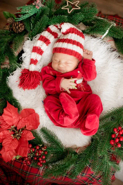 Joli Petit Bébé Costume Rouge Une Casquette Dorment Dans Une — Photo