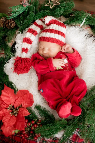 Egy Cuki Piros Ruhás Kisbaba Egy Sapka Alszik Egy Karácsonyi — Stock Fotó