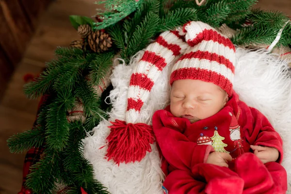 Słodkie Maleństwo Czerwonym Garniturze Czapce Śpi Świątecznej Dekoracji Boże Narodzenie — Zdjęcie stockowe