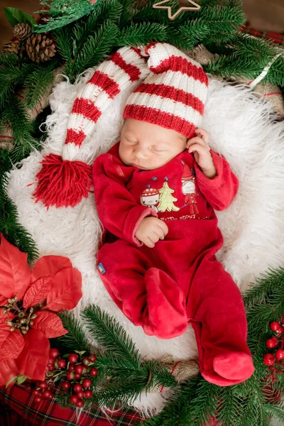 Joli Petit Bébé Costume Rouge Une Casquette Dorment Dans Une — Photo