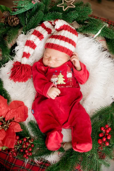 Lindo Bebé Con Traje Rojo Una Gorra Está Durmiendo Una — Foto de Stock