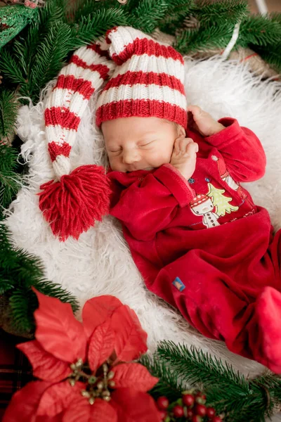 Söt Liten Bebis Röd Kostym Och Mössa Sover Juldekoration Julstämning — Stockfoto