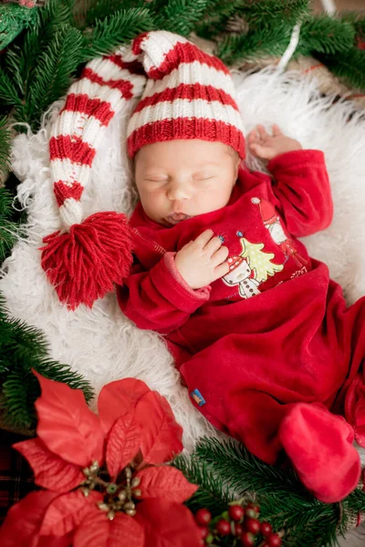 Joli Petit Bébé Costume Rouge Une Casquette Dorment Dans Une — Photo