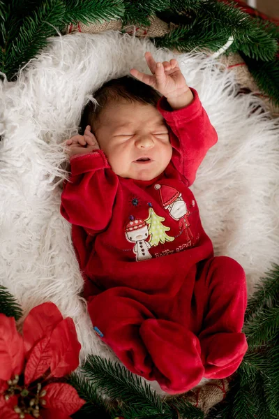 Lindo Bebé Con Traje Rojo Está Durmiendo Una Decoración Navideña —  Fotos de Stock