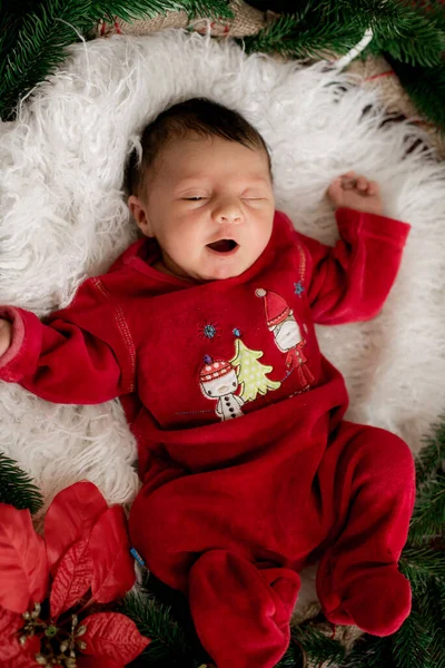 Lindo Bebé Con Traje Rojo Está Durmiendo Una Decoración Navideña —  Fotos de Stock