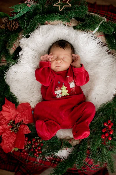 Lindo Bebé Con Traje Rojo Está Durmiendo Una Decoración Navideña —  Fotos de Stock