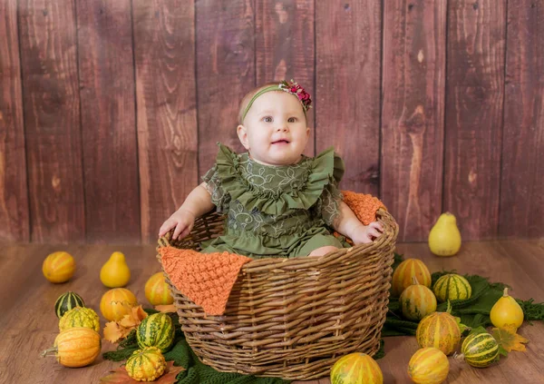 穿着带花边的绿色连衣裙 头戴橙色南瓜花头巾的可爱小女孩 秋天的心情万圣节 — 图库照片