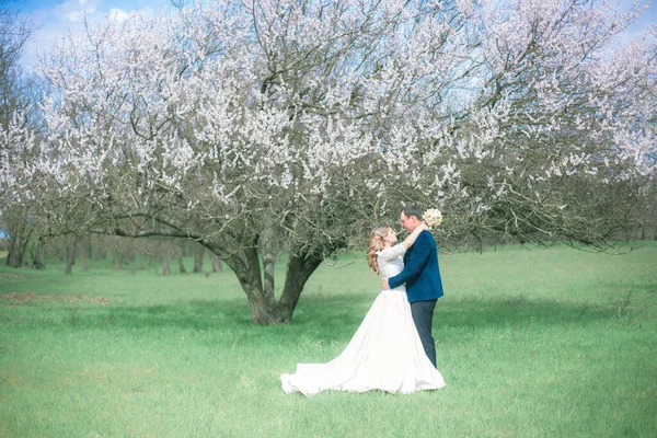 Novia Novio Con Pelo Largo Rubio Vestido Blanco Jardín Primavera — Foto de Stock