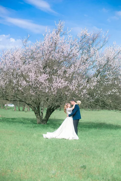 Les Mariés Avec Les Cheveux Longs Blonds Dans Une Robe — Photo