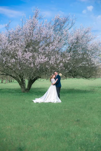 Gli Sposi Con Capelli Lunghi Biondi Vestito Bianco Giardino Primaverile — Foto Stock