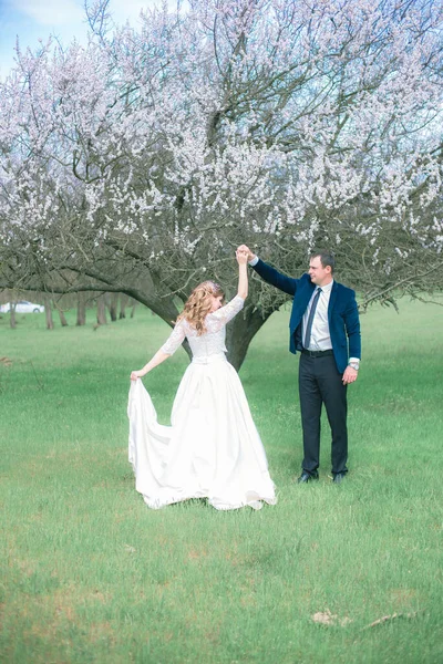 Les Mariés Avec Les Cheveux Longs Blonds Dans Une Robe — Photo