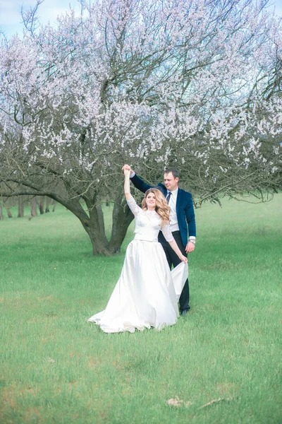 Novia Novio Con Pelo Largo Rubio Vestido Blanco Jardín Primavera —  Fotos de Stock