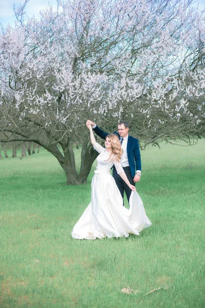 Les Mariés Avec Les Cheveux Longs Blonds Dans Une Robe — Photo