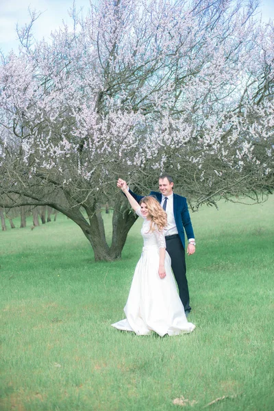 Gli Sposi Con Capelli Lunghi Biondi Vestito Bianco Giardino Primaverile — Foto Stock