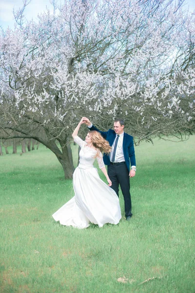 Novia Novio Con Pelo Largo Rubio Vestido Blanco Jardín Primavera —  Fotos de Stock