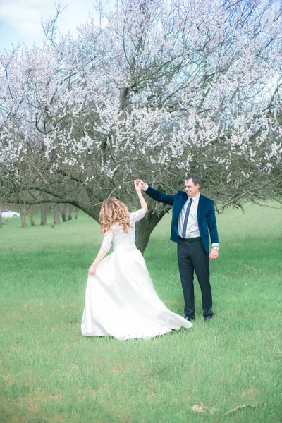 Νύφη Και Γαμπρός Ξανθά Μακριά Μαλλιά Λευκό Φόρεμα Ανοιξιάτικο Κήπο — Φωτογραφία Αρχείου