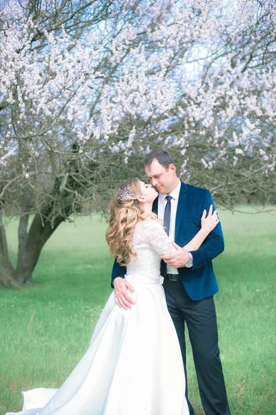 Noiva Noivo Com Cabelo Longo Loiro Vestido Branco Jardim Primavera — Fotografia de Stock