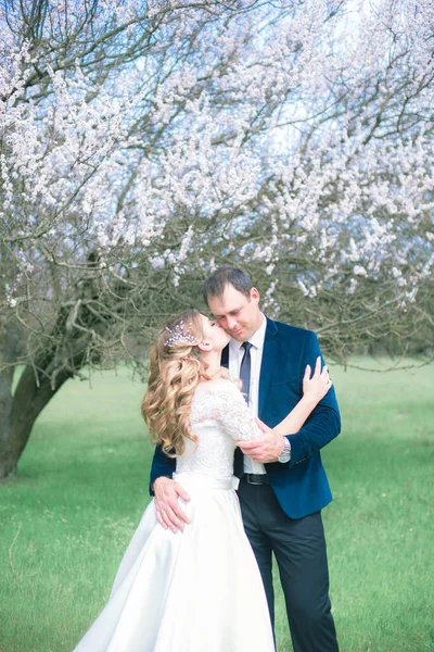 Novia Novio Con Pelo Largo Rubio Vestido Blanco Jardín Primavera —  Fotos de Stock