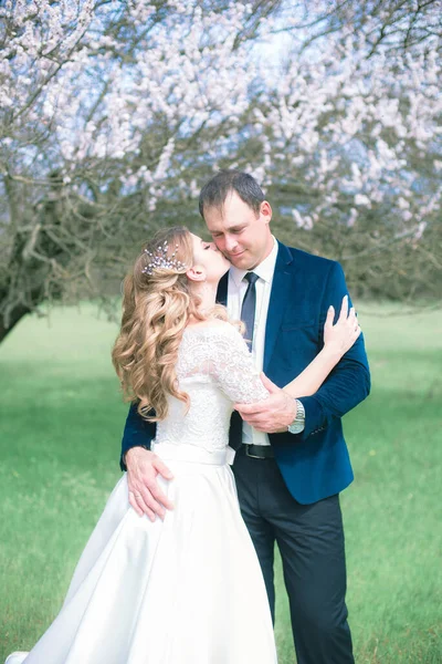 Les Mariés Avec Les Cheveux Longs Blonds Dans Une Robe — Photo