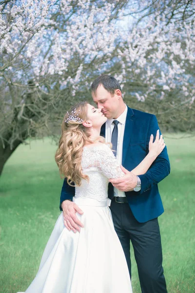 Les Mariés Avec Les Cheveux Longs Blonds Dans Une Robe — Photo