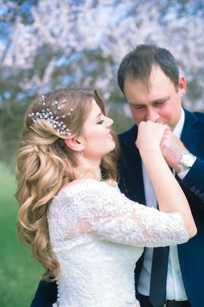 Novia Novio Con Pelo Largo Rubio Vestido Blanco Jardín Primavera —  Fotos de Stock