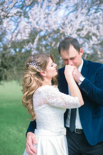 Les Mariés Avec Les Cheveux Longs Blonds Dans Une Robe — Photo