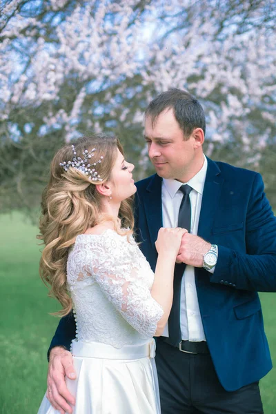 Les Mariés Avec Les Cheveux Longs Blonds Dans Une Robe — Photo