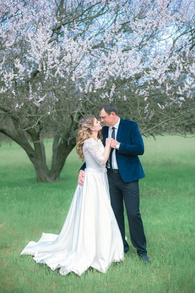 Gli Sposi Con Capelli Lunghi Biondi Vestito Bianco Giardino Primaverile — Foto Stock