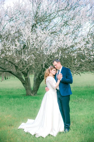 Novia Novio Con Pelo Largo Rubio Vestido Blanco Jardín Primavera —  Fotos de Stock