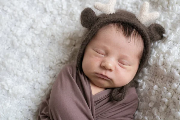 Ένα Χαριτωμένο Μωράκι Ένα Πλεκτό Καπέλο Κέρατα Ελαφιού Και Μια — Φωτογραφία Αρχείου