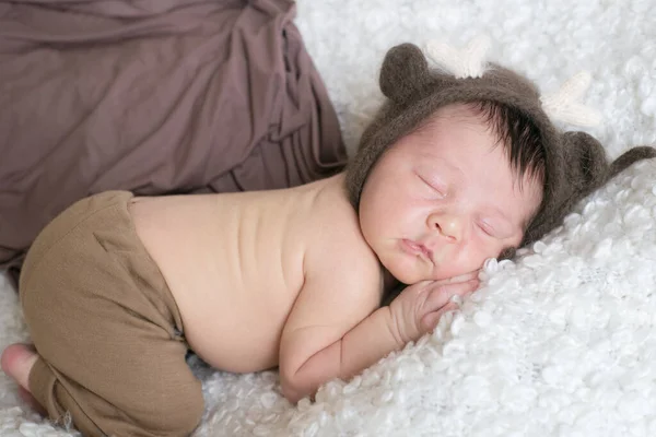 Ένα Χαριτωμένο Μωράκι Ένα Πλεκτό Καπέλο Κέρατα Ελαφιού Κοιμάται Ένα — Φωτογραφία Αρχείου