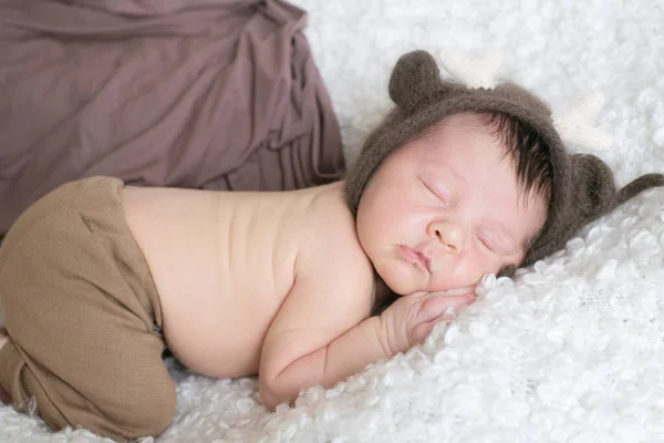 Een Schattige Kleine Baby Een Gebreide Hoed Met Hertenhoorns Slaapt — Stockfoto