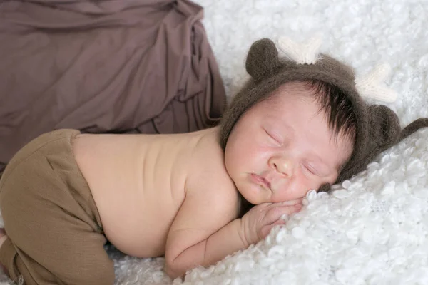 Een Schattige Kleine Baby Een Gebreide Hoed Met Hertenhoorns Slaapt — Stockfoto