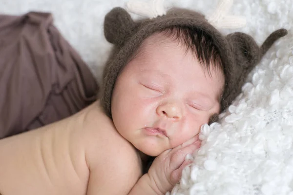 Ein Niedliches Kleines Baby Mit Strickmütze Und Hirschhörnern Schläft Hause — Stockfoto