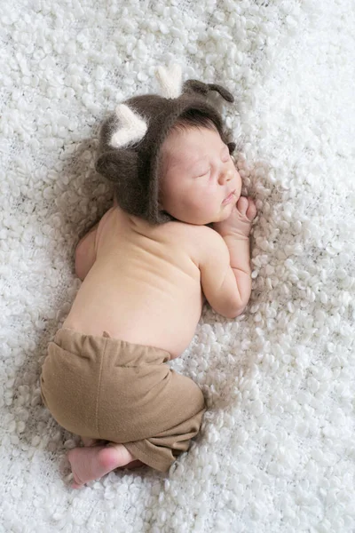 Bebê Pequeno Bonito Chapéu Malha Com Chifres Veado Dorme Uma — Fotografia de Stock