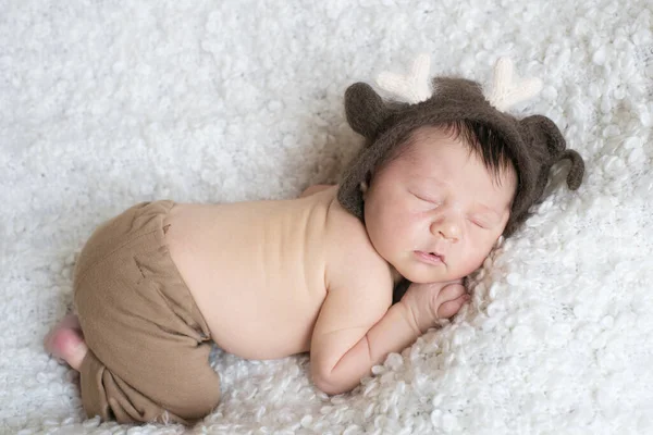 Ένα Χαριτωμένο Μωράκι Ένα Πλεκτό Καπέλο Κέρατα Ελαφιού Κοιμάται Ένα — Φωτογραφία Αρχείου